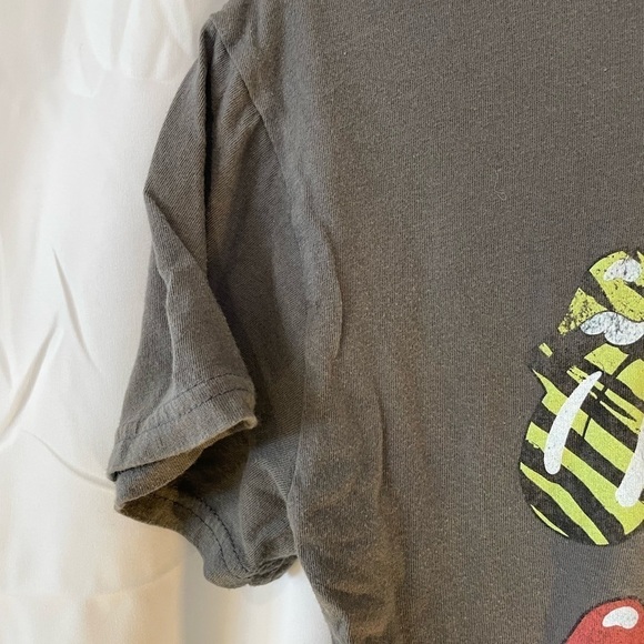 Women's Short-Sleeve Rolling Stones Boyfriend Graphic T-Shirt (Gray)​​​​​​​​​​ - Picture 3 of 6